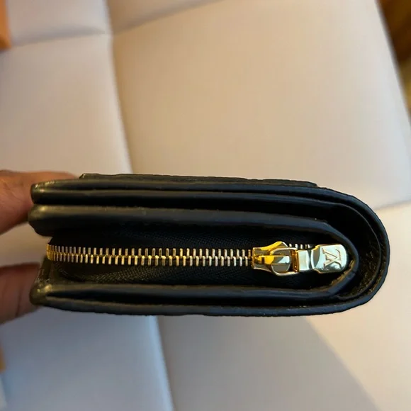 Brand New- Louis Vuitton Cléa Wallet - Full Set - Picture 5 of 11